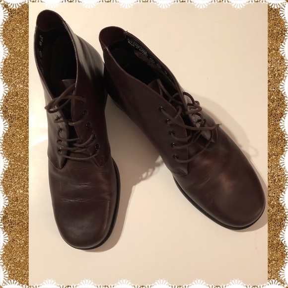 easy spirit shuffle ankle booties